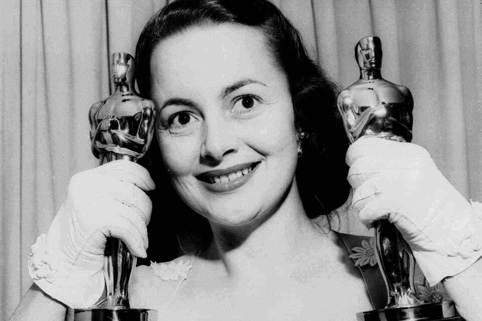 Olivia de Havilland visar sina Oscarsstatyetter.