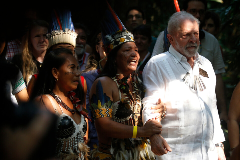 Brasiliens nuvarande president Lula da Silva tillsammans två kvinnliga urfolksledare under en ceremoni i Manaus i augusti i fjol, under kampanjen inför det val i oktober där han segrade med knapp marginal mot högernationalisten Jair Bolsonaro.
