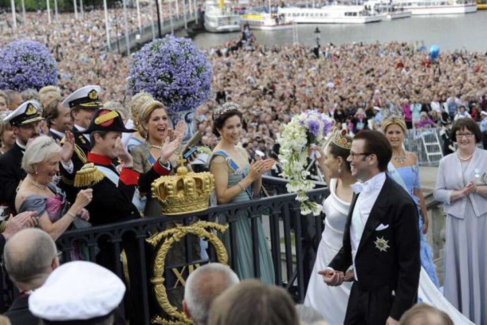 Brudparet tas emot av kungligheter och familj, bland andra kronprins Frederik, kronprinsessan Maxima, kronprinsessan Mary, prinsessan Madeleine och Ewa Westling.