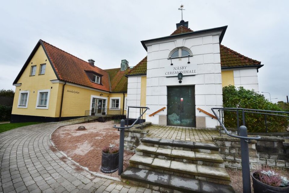 Länsstyrelsen upphäver kommunens bygglov till fastighetsägaren att bygga om den gamla kyrkan på Näsby till restaurang.