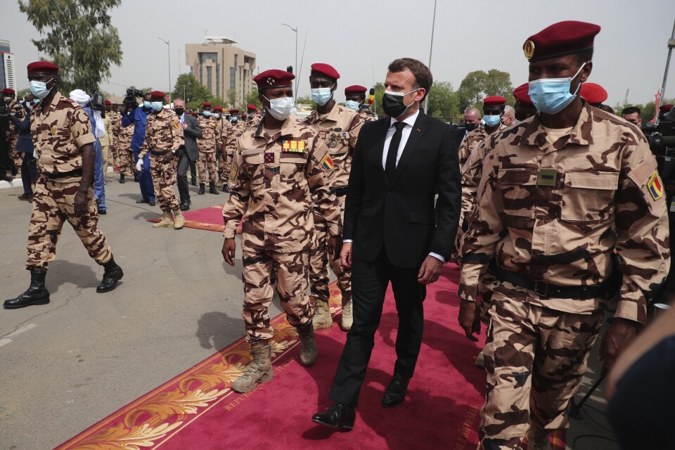 Macron på Tchads avlidne president Idriss Débys begravning. Trots odemokratiska tendenser gav Frankrike stöd till presidentens son Mahamat Idriss Déby , till vänster i bilden.