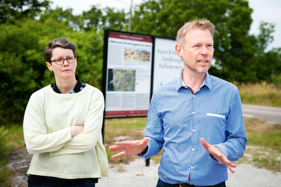 Världsarvssamordnare Lena Johansson och Marcus Sandekjer, chef för Blekinge museum, visar de nya skyltarna på Tjurkö. Foto: Hanna Franzén