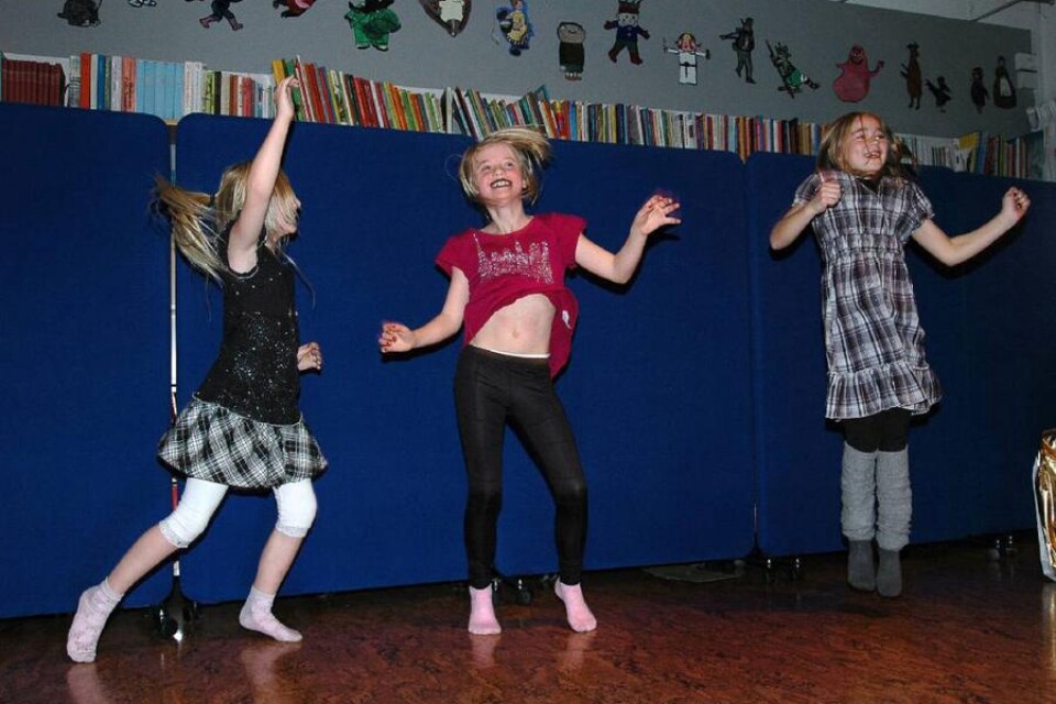Elin Winter, Lova Asplund och Emma Ekvall framförde tillsammans en hårdrocksinspirerad dans med inslag av "headbanging".