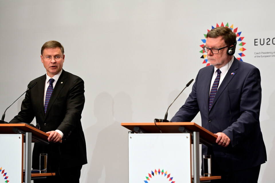 EU:s finansansvarige vice kommissionsordförande Valdis Dombrovskis och Tjeckiens finansminister Zbynek Stanjura vid ett möte i Prag i september. Arkivfoto.