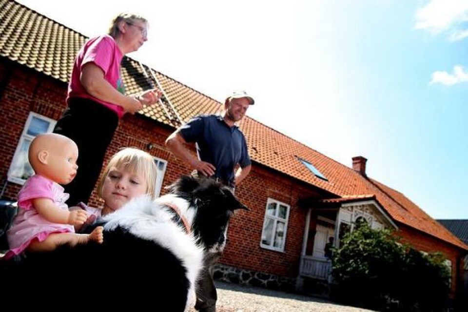Ett riktigt generationsboende blev Framnäs när Katarina Lingehag-Ekholm och Mikael Lingehag köpte gården tillsammans med Katarinas föräldrar. Nu bor tre generationer här. Agnes, 5 år, trivs med border collien Katti som förra ägarna lämnade kvar.