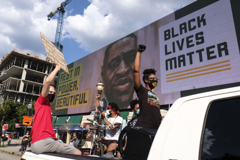 Protester mot polisen i Atlanta under lördagen, efter det att en svart man skjutits ihjäl i fredags.