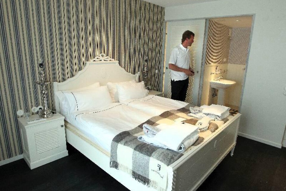 Vd Anders Nilsson inspekterar ett av de luxe-rummen.