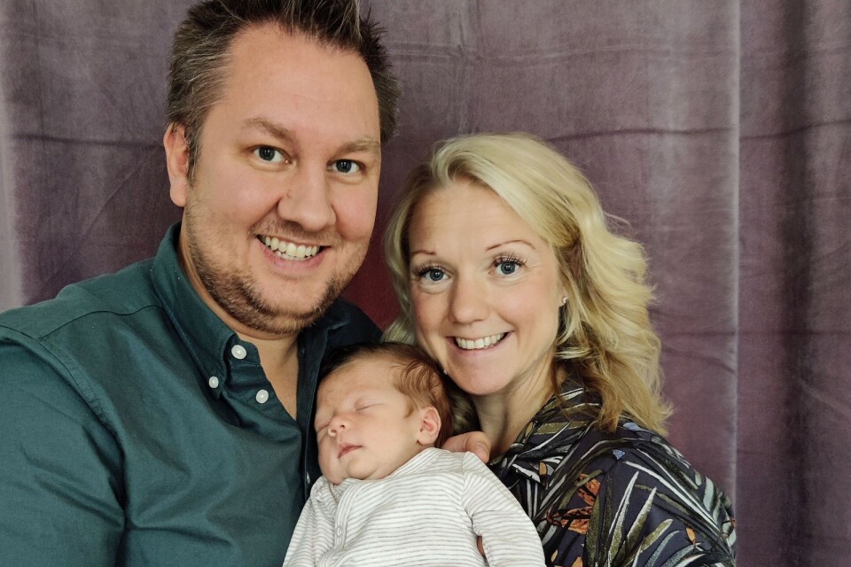 Elin Fredriksson och Christoffer Solstad, Åby, Norrköping, fick den 5 september en son som heter Elliot. Längd 51 cm, vikt 3200 g. Christoffer är bördig från Hammarglo, Mönsterås.