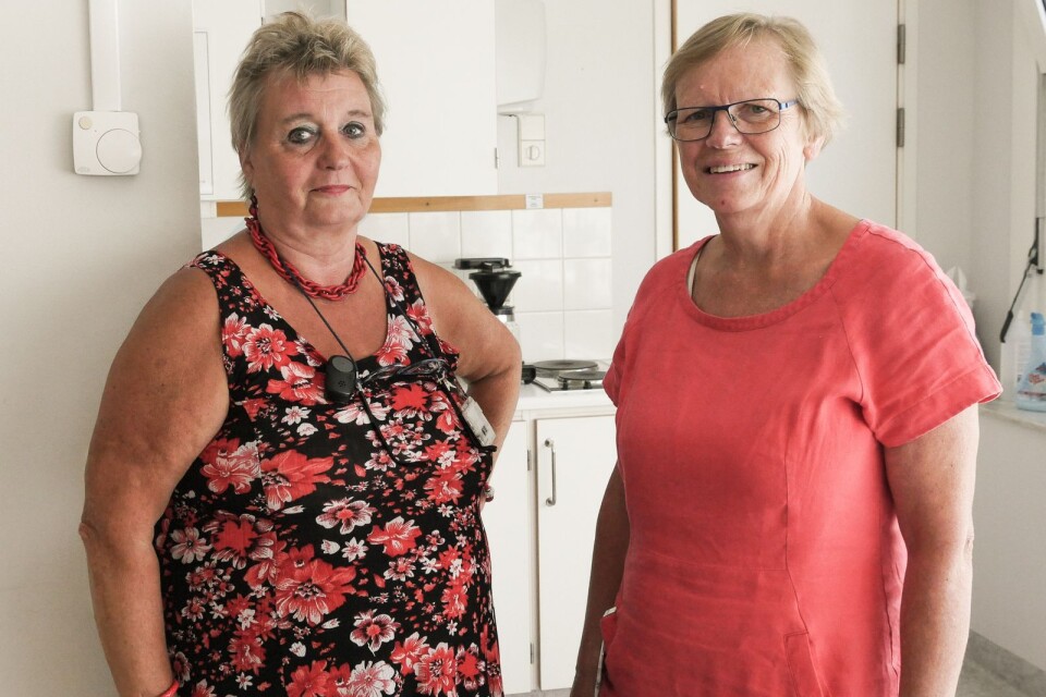 Eva Antonsson och Ann-Marie Andersson jobbar i centralreceptionen på lasarettet i Ystad.