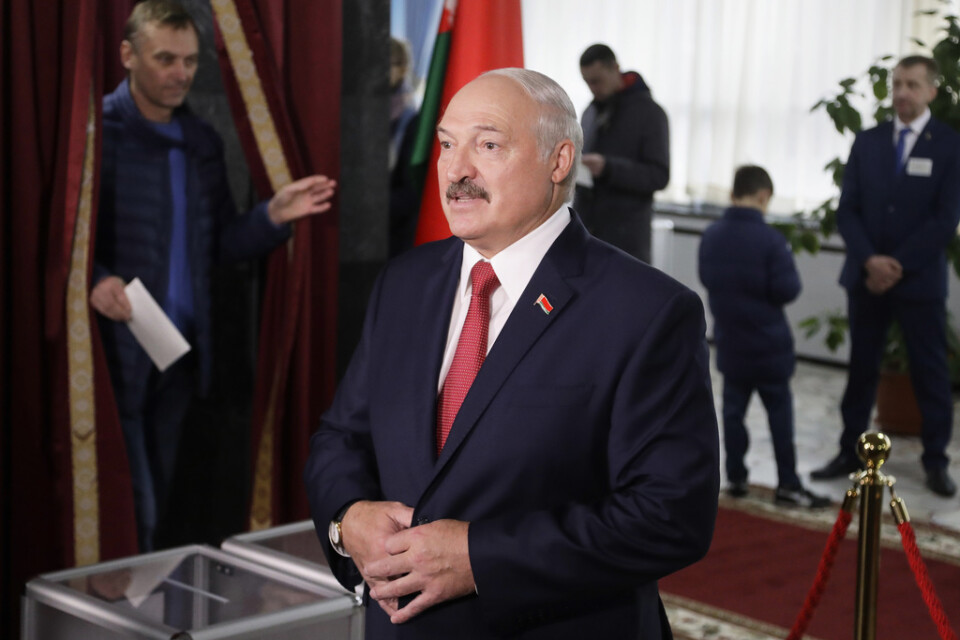 Vitrysslands president Aleksandr Lukasjenko i sin vallokal i helgen.