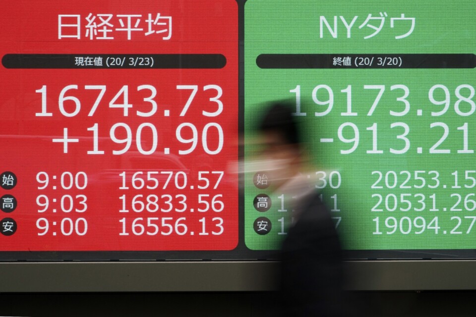 Nikkei 255-index i Tokyo pendlade uppåt och neråt under förmiddagshandeln. Arkivbild.