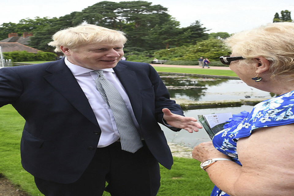 Boris Johnson, favorit till att bli ny Toryledare, pratar med besökare Royal Horticultural Society på tisdagen i Wisley.