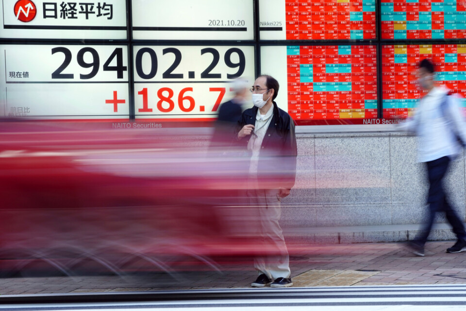 Tokyobörsen gick uppåt på måndagsmorgonen, men i Hongkong var siffrorna dalande. Arkivbild.