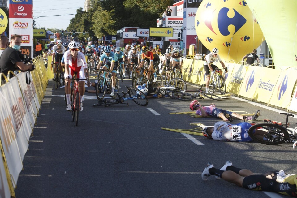 Flera cyklister, däribland nederländaren Fabio Jakobsen, skadades på öppningsdistansen av Tour de Pologne i Polen.