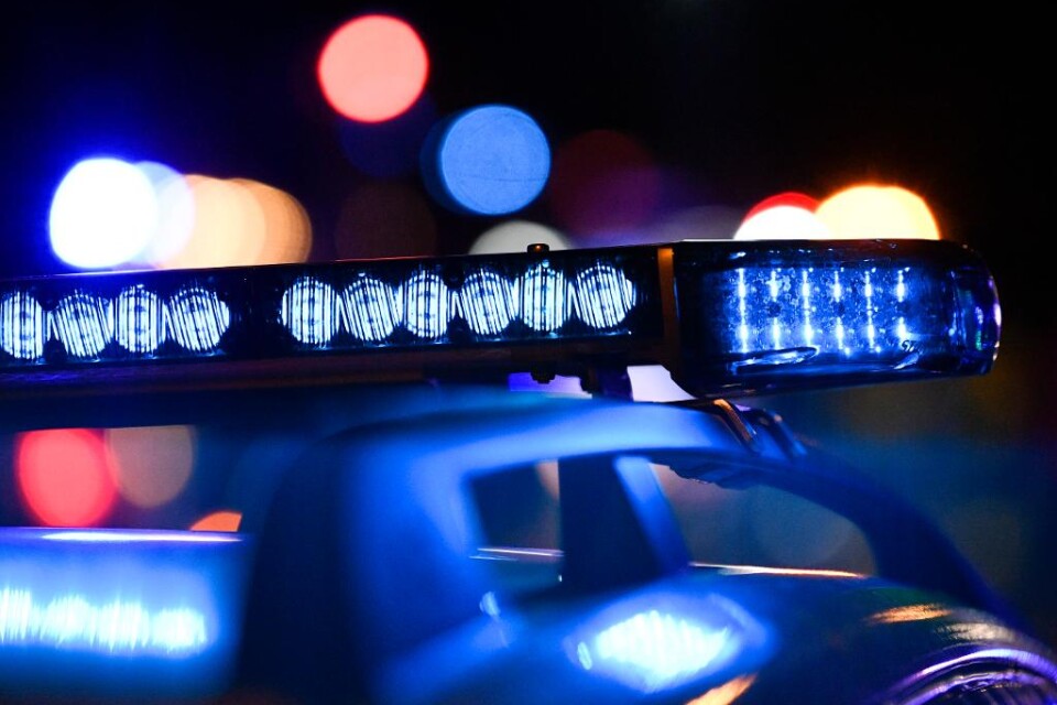 En misstänkt explosion har rapporterats på en parkeringsplats i Uppsala, skriver Aftonbladet. Polisen fick flera samtal om en hög smäll vid halv elva på tisdagskvällen och har spärrat av platsen. - Att det har smällt är vi, och alla som ringt in, röran