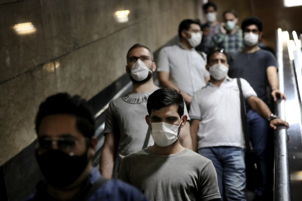 Typisk pandemibild, här Teheran med påbud om munskydd. Vem hade anat detta för ett halvår sedan?