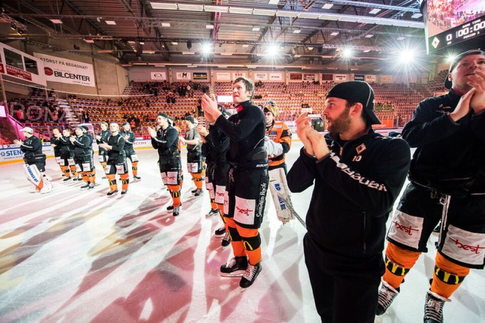 Karlskrona HK:s spelare jublar på isen, inklappade som de blev av fansen.