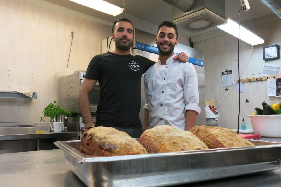 Mesut Doyu och Hamza Sajar har förberett julskinkan som är redo att serveras.