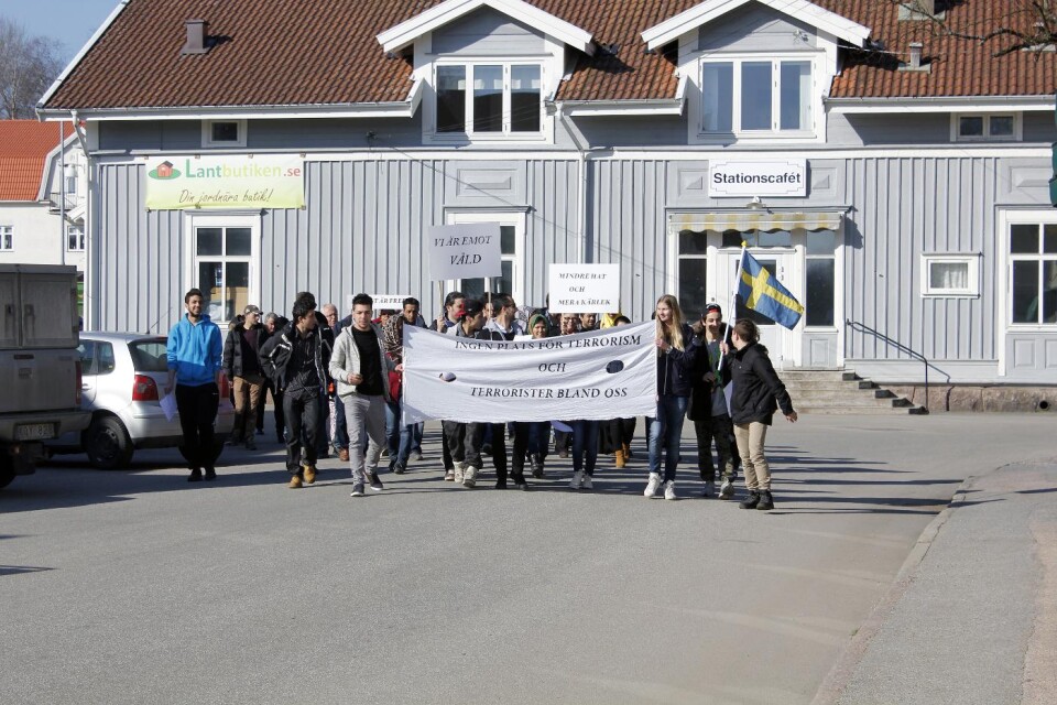 På torsdagsförmiddagen ringlade ett demonstrationståg fram på gatorna i centrala Svenljunga när ett 40-tal personer demonstrerade mot våld och terror. Foto: Agnes Eskilsson
