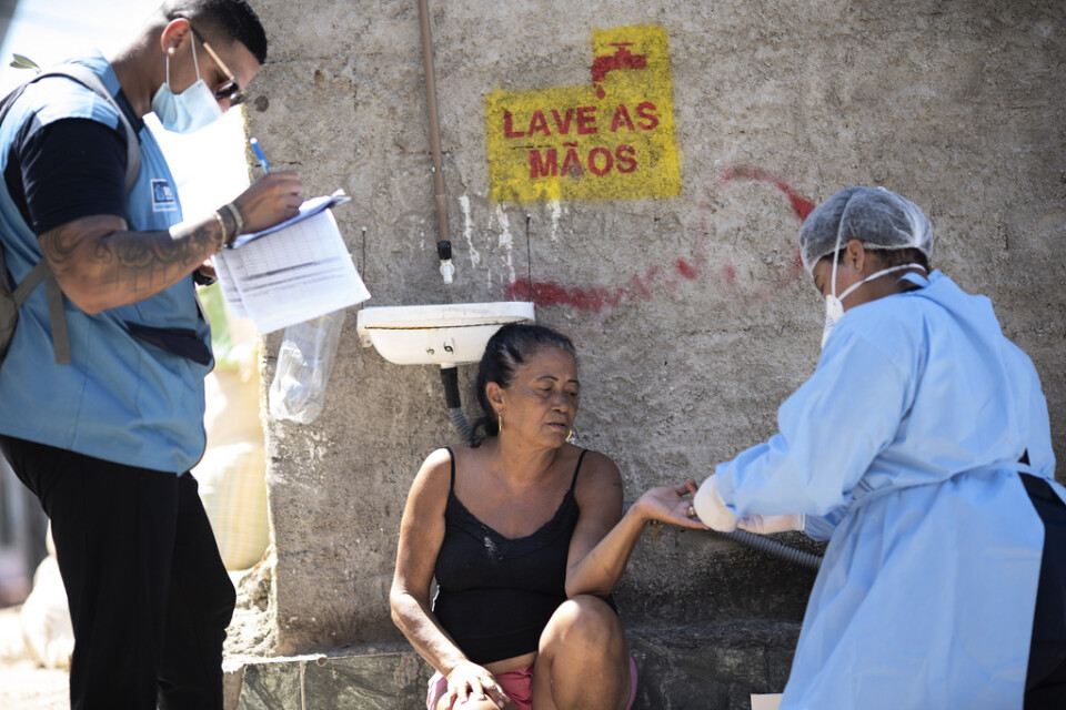 En kvinna i Rio de Janeiros fattigare kvarter testar sig för covid-19. Brasilien är ett av de länder där människor påverkats svårast av viruset, enligt BBC:s undersökning.