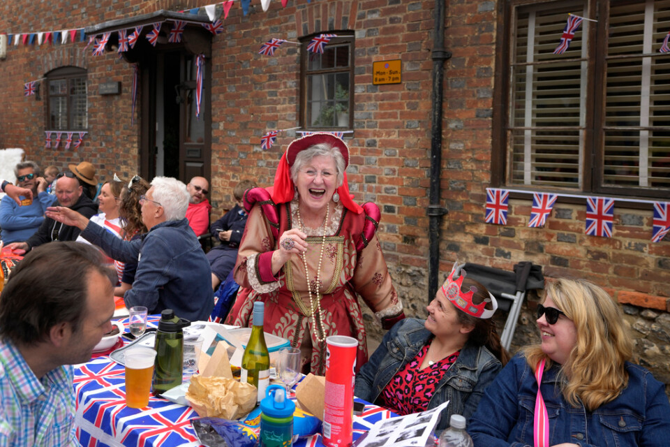 Gatufest i East Sussex England på söndagen. Under dagen bedöms omkring 67|000 kröningsluncher (Big Lunch) ha anordnats runt om i Storbritannien.