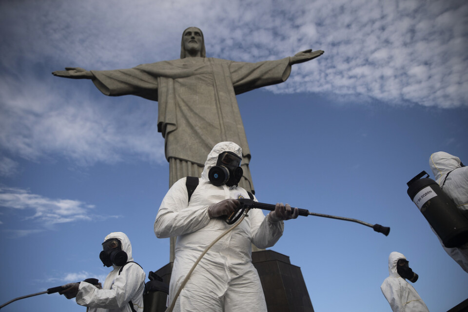 Militär desinficerar kristusstatyn som blickar ut över staden Rio de Janeiro i Brasilien. Arkivbild.