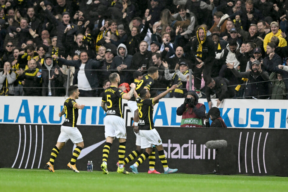 AIK firar ledningsmålet i 2–0-segern mot Malmö FF.