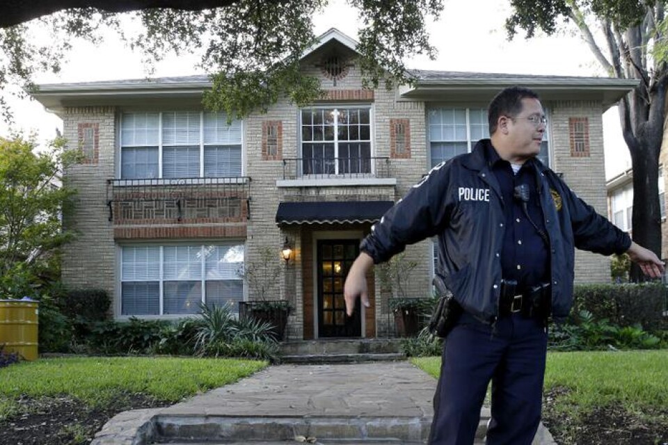 Polisen vaktar sköterskans lägenhet i Texas.