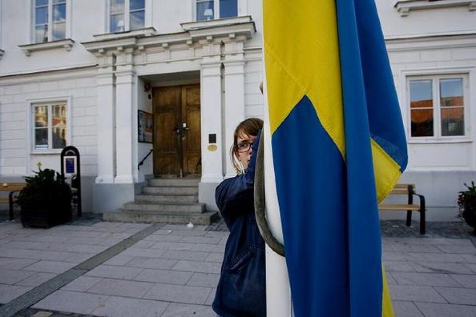 Flaggorna på Stortorget halas. Sedan är dagens arbete över för Ingela Cederholm. Bild: Malin Palm