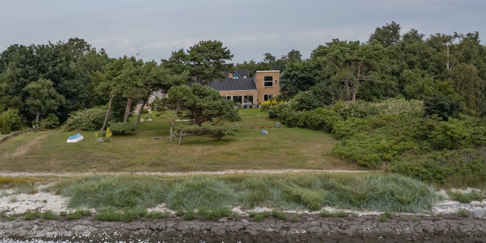 Huset i Böste är omgiven av en stor trädgård och har havsutsikt.
