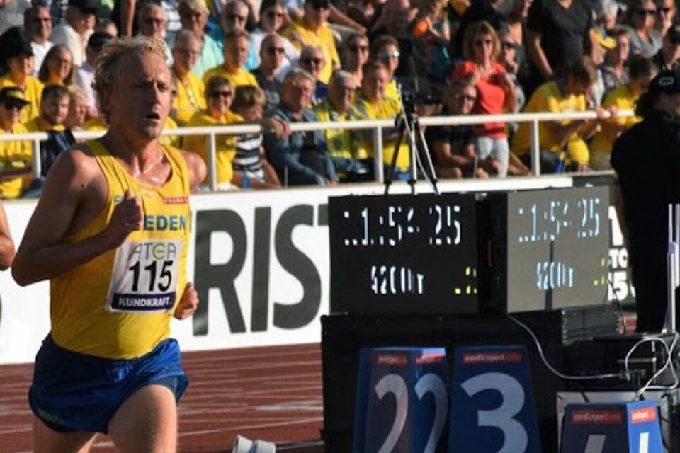 David Nilsson, på bilden springandes i Finnkampen förra året, satte nytt personligt rekord på den udda distansen 2 000 meter i Sollentuna GP.