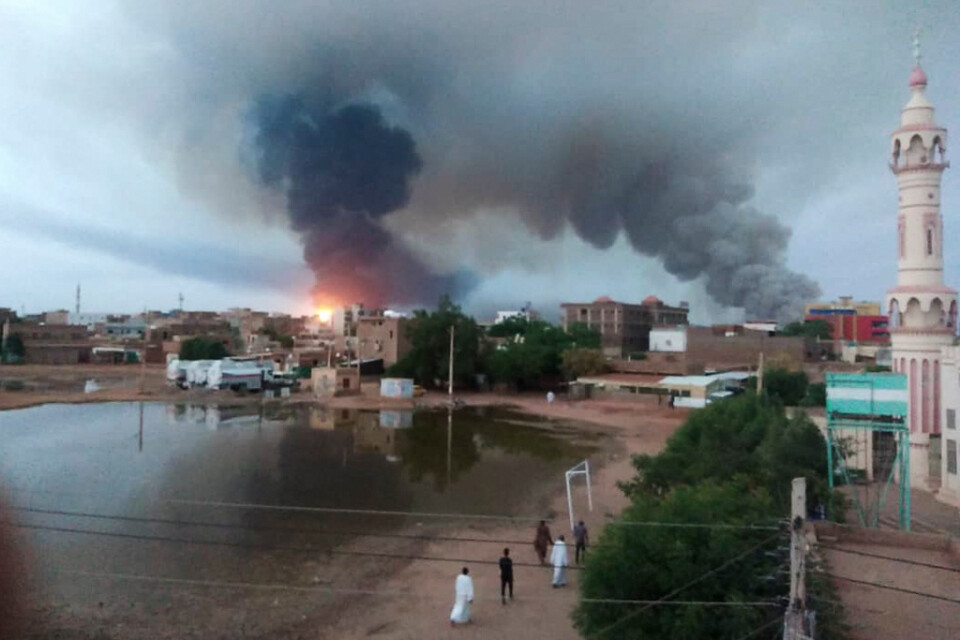 Rök över Khartoum tidigare i veckan, före det senaste eldupphöret. Arkivbild.