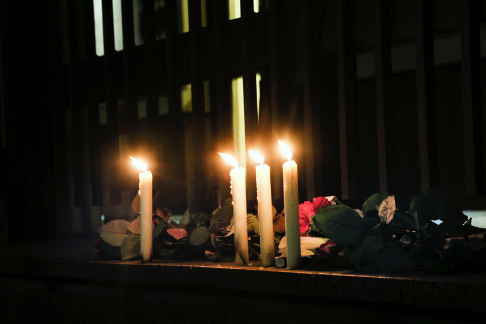 Tända ljus på Kanadas ambassad i Kiev över offren från flygkraschen.