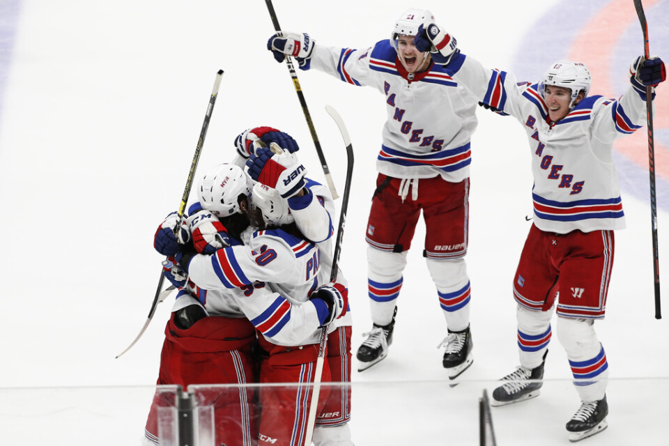 New York Rangers Mika Zibanejad, Brett Howden, Ryan Strome och Artemi Panarin firar segern mot New York Islanders.
