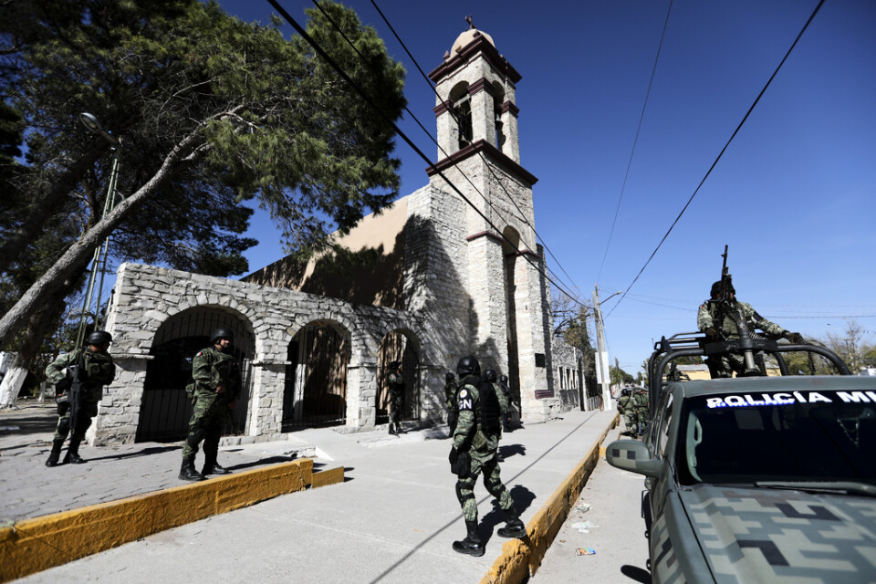 Nationalgardssoldater på plats i Villa Unión inför ett besök av delstatens guvernör efter helgens dåd.