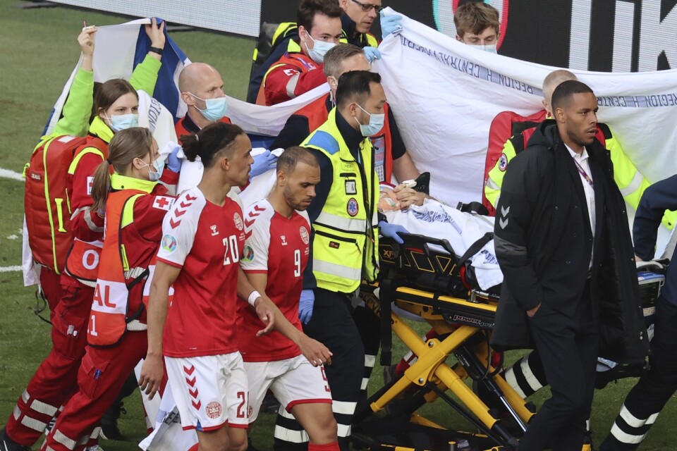Christian Eriksen förs iväg till ambulansen efter att ha fått ett hjärtstopp under EM-matchen mot Finland i lördags.