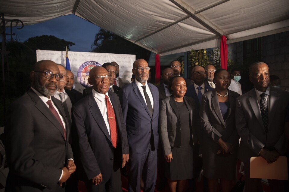 Haitis premiärminister Ariel Henry, i mitten, omgiven av sin nya regering.