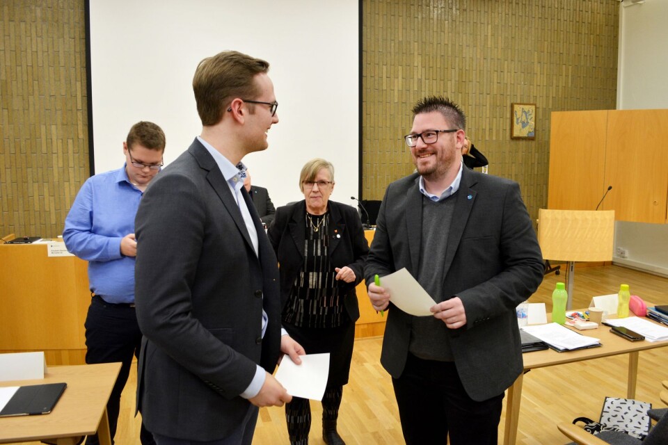 Eric Berntsson (SD) gratuleras av partikamraten Filip Persson (t v) till uppdraget som kommunstyrelsens ordförande i Bromölla.