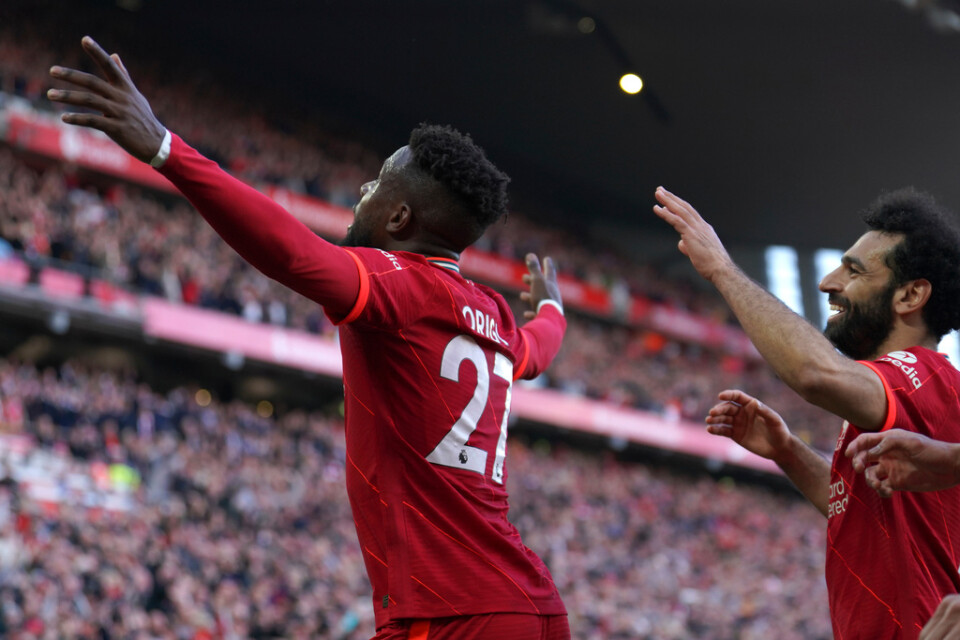 Il giocatore sinistro del Liverpool Divock Origi festeggia con Mohamed Salah dopo il gol del 2-0.