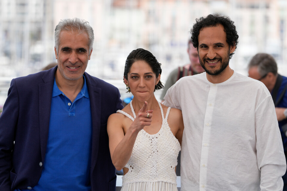 Skådespelarna Mehdi Bajestani och Zahra Amir Ebrahimi tillsammans med regissören Ali Abbasi på filmfestivalen i Cannes.