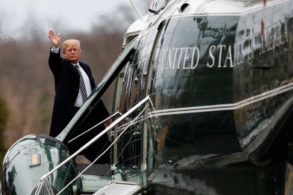 USA:s president Donald Trump vinkar på väg in i presidenthelikoptern Marine One efter hälsoundersökningen.