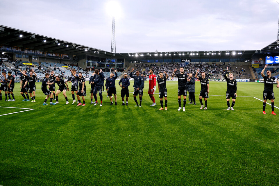 IFK Göteborg firar med fansen efter segern borta mot IFK Norrköping i slutet av juli. Arkivbild.