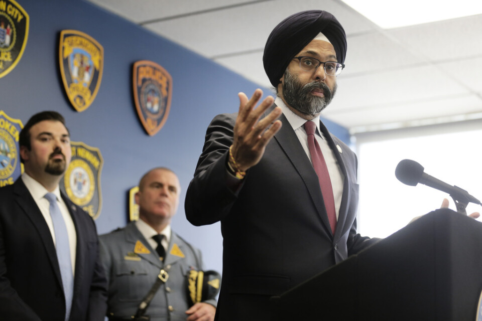 New Jerseys delstatsåklagare Gurbir Grewal bekräftar terrormisstankar vid en presskonferens.