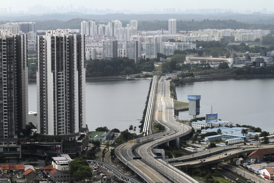 Tomma vägar i vanligtvis livliga Singapore. Bilden är från den 18 mars. Landets ekonomi ser nu ut att backa.