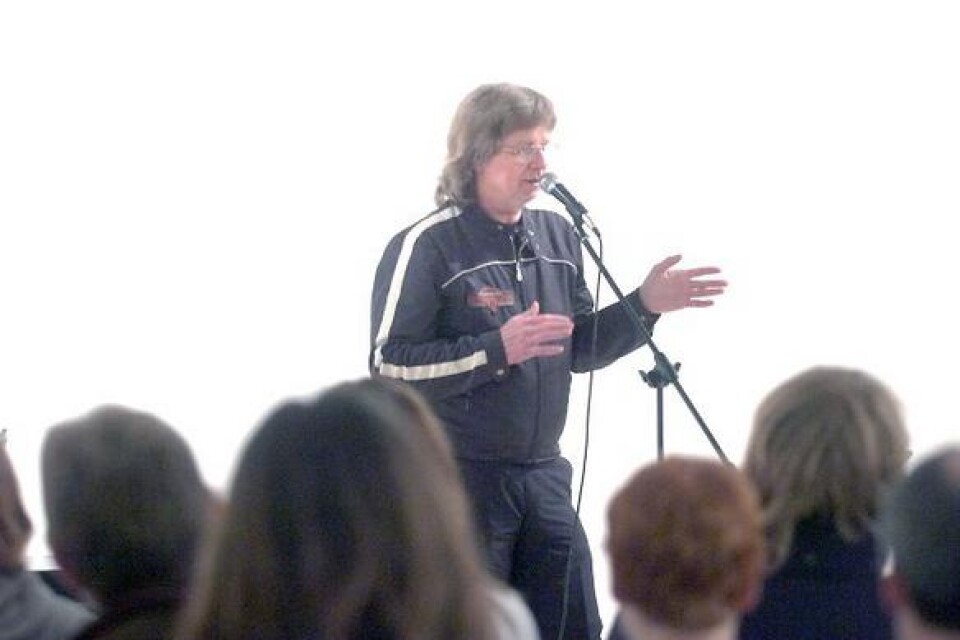 Janne Schaffer pratade om sitt musikaliska liv och spelade bandad musik inför en lyhörd publik på Valfisken. bild: sprisse nilsson