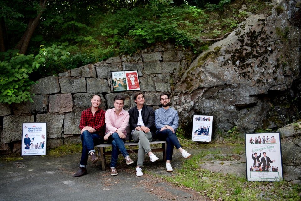 Victor Berg, Povel Andersson, Niklas Holtne och Karl Ingvarsson är redo för gruppens femtonårsfirande med nya föreställningen Verateratern 15 år. Då blir det tillbakablickar såväl som nyskriet material.