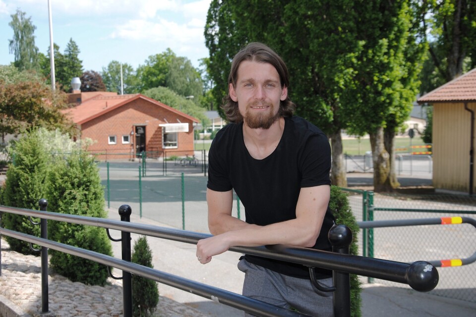 När Rasmus Jönsson inte spelar fotboll i Finja eller tränar Tyringes damlag jobbar han på Tyringe skola.    Foto: Marika Höghäll