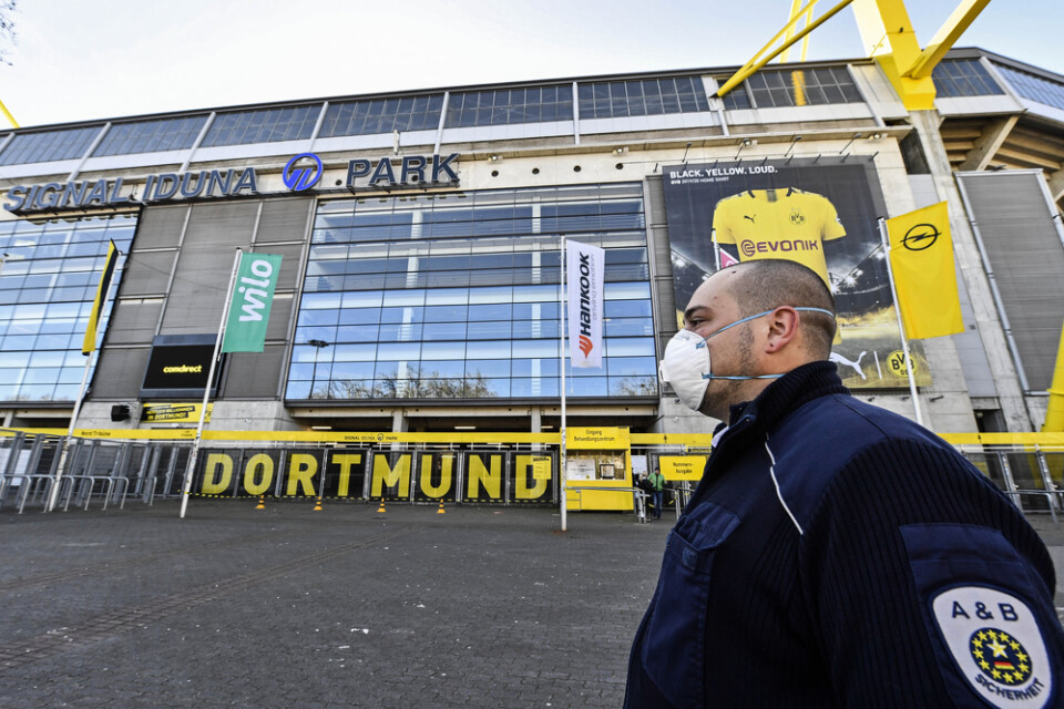 Bundesligafotboll igen på Signal Iduna Park i Dortmund i början av maj? I Tyskland är planen att återuppta säsongen om en knapp månad – men utan publik på matcherna. Arkivbild.