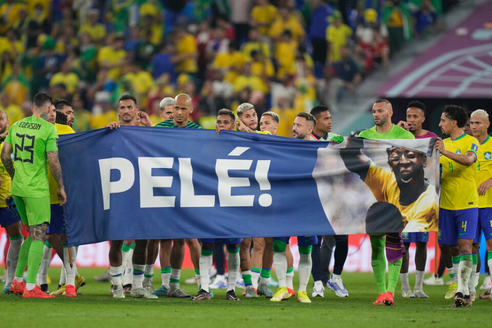 Pelé hedrades av Brasiliens landslag.