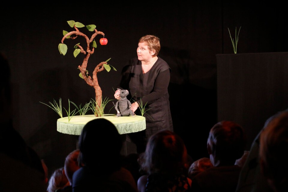 Annika From Borg spelade i teatern Musen och äpplet.